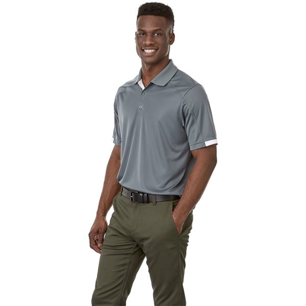 aerial view a steel grey/white (945) mens kiso short sleeve performance polo, image 7 of 8